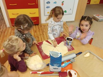 Motýlci pečou svatomartinské rohlíčky