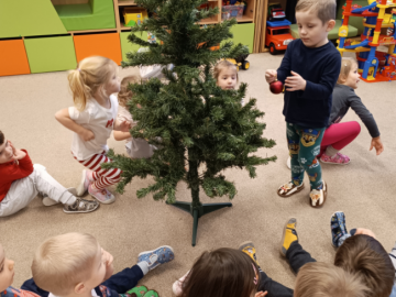 Zdobení stromečku na třídě Sluníčko