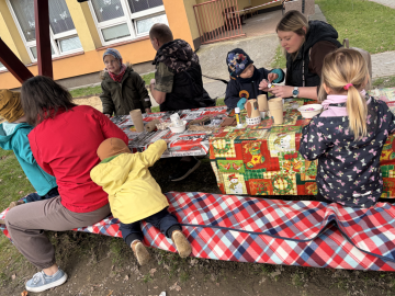 Velikonoční tvoření na zahradě MŠ